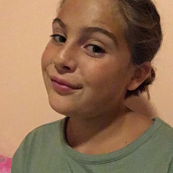 Meet your Posher, Makena - Picture 1 of 2